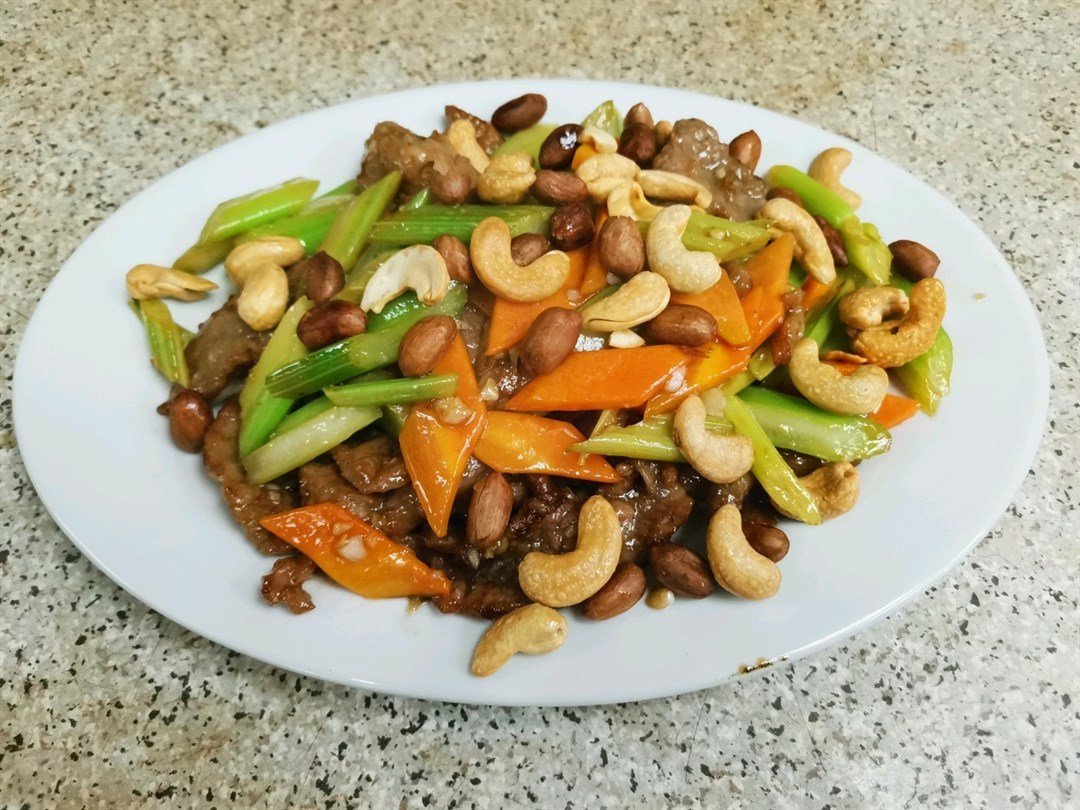 Stir-fried Beef with Celery and Cashew Nuts